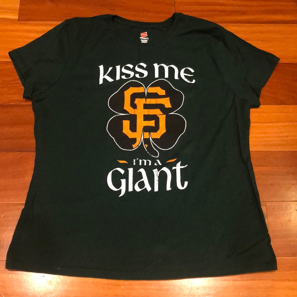 SF Giants Top - Kiss me I'm a Giant